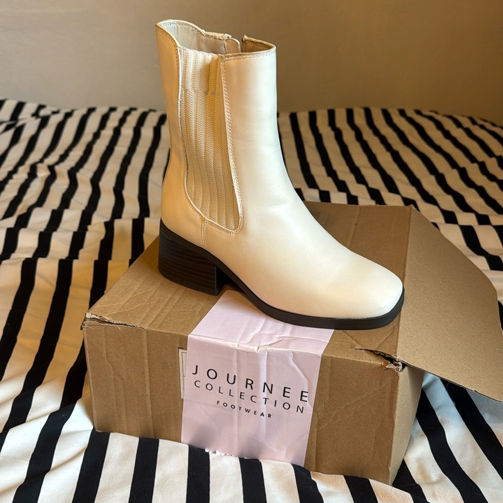 NWT DESREE CREAM BOOT